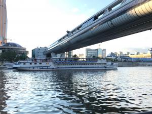 All participants of the seminar go for a walk along the Moscow River